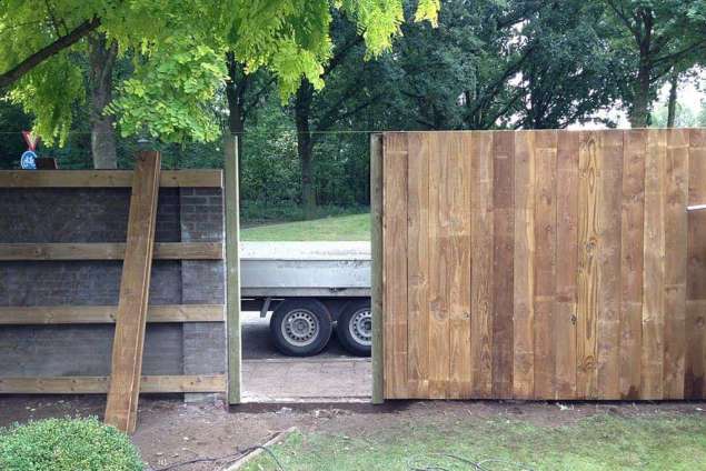 Het maken van een tuinpoort  in een bestaande tuin muur